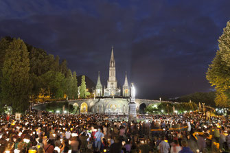 La procession aux flambeaux au Sanctuaire de Lourdes