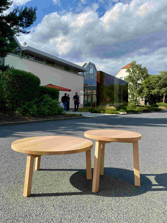 BC2 Beistelltische auf einer Asphaltfläche vor den Werkstätten Hellerau