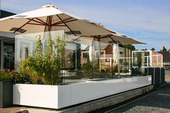 Windschutzanlage mit klarem Glas und Sitzbank für die Terrasse