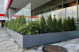 Windschutz an der Terrasse bei einem Einkaufszentrum
