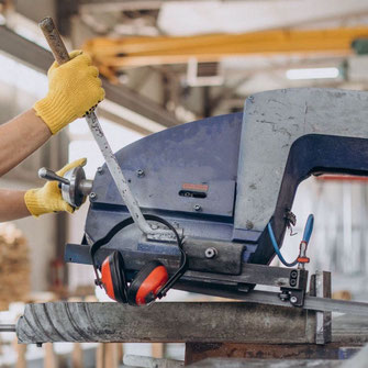 Fachgerechter Zuschnitt der Bauteile und Millimetergenaue Maßarbeit für deine Windschutzanlage
