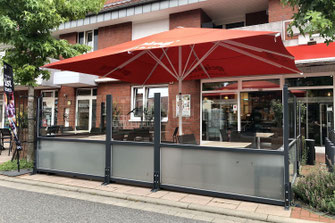 Windschutz-System Modell für Bäckerei-Terrasse, schützt Gäste vor Zugluft und schafft ein gemütliches Ambiente