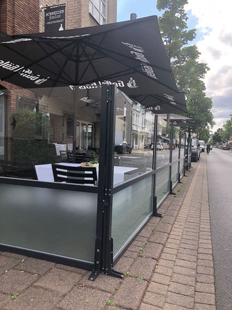 Windschutzwände aan stark befahrener Straße
