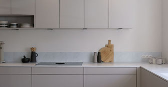 Moderne grifflose Schüller-Küche mit Muldenlüfter in Schieferoptik und puristischem Design.