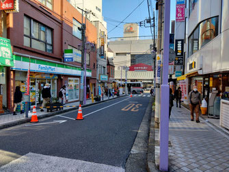 左側が荷さばき、送迎車用ゾーン