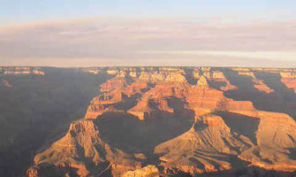 Grand Canyon - sanftes Braun der Berge - der Schatten eines Herzens in der Mitte der Steinformationen