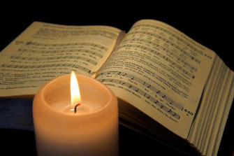 Gesangbuch und Kerze