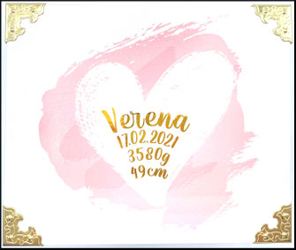 Holzbox Geschenkbox in weiß für Taufe,Geburt Mädchen,personalisierbar mit Name,Gewicht,Geburtszeit.Druck weißes Herz auf rosa Hintergrund.Die Box ist verziert mit Zierecken aus Metall.Ein Strassknöpfchen als Verschluss