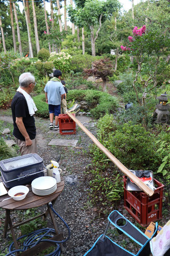 庭先で流しそうめん