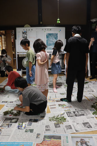 新聞紙を広げて