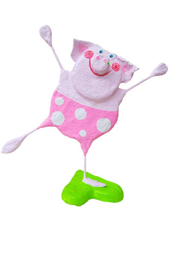 Handbemalte Pappmaché Schweinchen-Figur mit rot-weiß gestreifter Badehose. Einbeinig auf grünem Herz stehend, VillaAzula