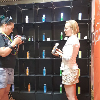Marie spricht vor laufender Kamera über die Pferdepflegeprodukte.