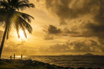 Fischer beim Angeln am Strand bei Trois-Rivières @ Aurélien Brusini, 2011, Comité du Tourisme des Îles de la Guadeloupe CTIG