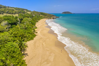 Cluny beach and Kahouanne island © Aurélien Brusini, 2021, Comité du Tourisme des Îles de la Guadeloupe CTIG