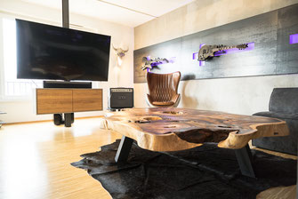 Tisch auf einem Stück Holz für deine exklusive Einrichtung. Gibt deinen Räumen den besonderen Look.