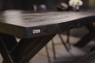 Authentischer Tisch aus schwarzer Eiche komplett individuell selbst gestalten nach eigenen Wünschen. Design Tisch für das Esszimmer, die Küche oder das Wohnzimmer.
