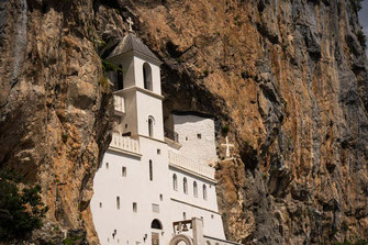 Die weißen Gemäuer des Kloster Ostrogs sind in einen schroffen Felsen in Montenegro eingemauert.