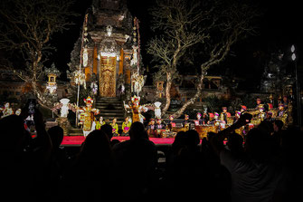 Espectáculo de danza por la noche en Pura Taman Saraswati.