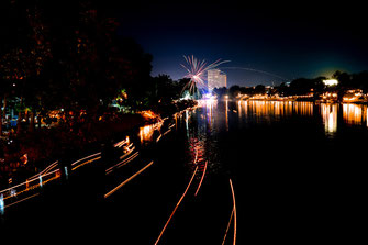 Langzeitbelichtung von den treibenden Blumenbooten und den Feuerwerkskörpern in Chiang Mai.