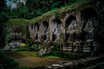 Tumbas de piedra cubiertas de musgo Gunung Kawi.