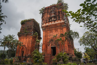 Zwei orange Türme aus vergangener Zeit in der Stadt Quy Nhon in Vietnam.
