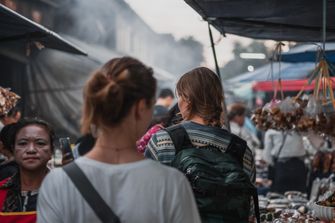 Les gens se pressent dans le marché matinal de Luang Prabang.