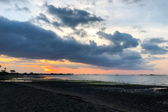 日落时分的 Pemuteran 海滩。