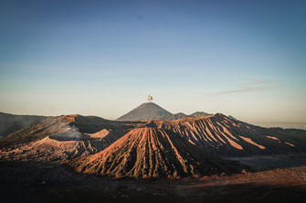 日出时令人印象深刻的布罗莫火山（Gunung Bromo）。