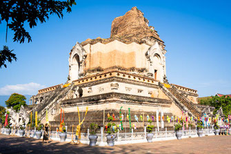 Eine alte Ruine geschmückt mit bunten Laternen in der Stadt Chiang Mai.