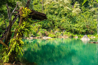 Ausblick auf die Blaue Lagune bei Vang Vieng untertags.