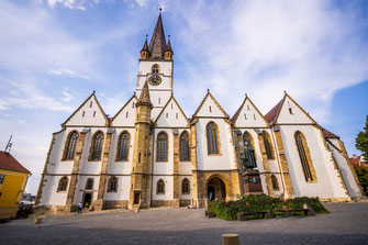 Die malerische evangelische Stadtkirche in der Stadt Sibiu in Rumänien, die die deutsche Bezeichnung Hermannstadt hat.