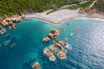 Drohnenaufnahme von einer Bucht mit Felsen auf der Insel Sardinien.