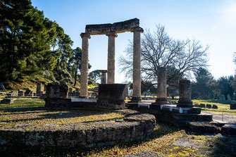 Steinsäulen und Ruinen des Antiken Olympias.
