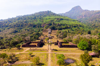 Photo prise par un drone du Vat Phou en plein jour.