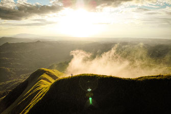 Drohnenaufnahme vom Sonnenaufgang über den Cerro La Silla.