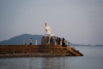 Estatua de una mujer junto al mar en Kep.