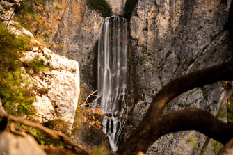 Das Wasser des beeindruckenden Boka Wasserfall in Slowenien stürzt über 100 Meter in die Tiefe.