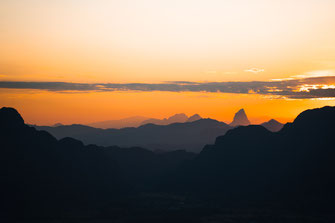 夕阳缓缓落在万象的群山之后。