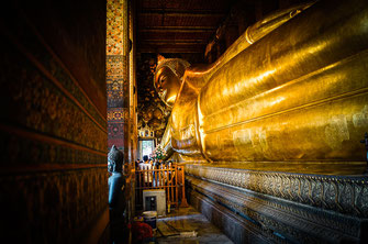 Figura dorada de Buda reclinado en Wat Pho.