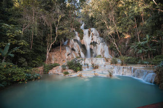 Langzeitbelichtung des Tat Kuang Si Wasserfalls in Luang Prabang.