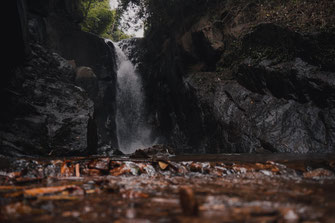 Nahaufnahme des Huay Mae Sai Wasserfalls in der Nähe von Chiang Rai.