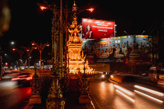 Langzeitbelichtung des goldenen Glockenturms im Zentrum der Stadt Chiang Rai.
