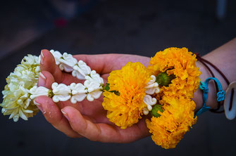 ソンクラーン祭での花輪の形の供物。
