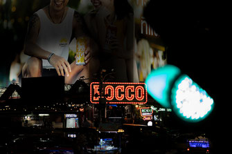 曼谷街头灯光闪烁，广告五颜六色，人头攒动。