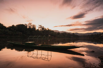 Ein altes Fischerboot zum Sonnenuntergang am Mekong.