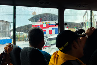 Autobús lleno en el paso fronterizo entre Costa Rica y Panamá.