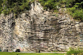 Pared de roca estructurada Los Ladrillos en Bajo Boquete donde es posible la escalada. 