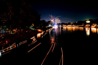 Longue exposition des bateaux à fleurs à la dérive et des feux d'artifice à Chiang Mai.