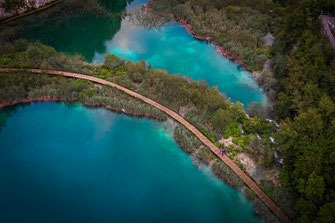 Hölzener Steg führt über die blauen Plitvicer Seen.