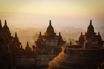 印度尼西亚婆罗浮屠寺的日出。